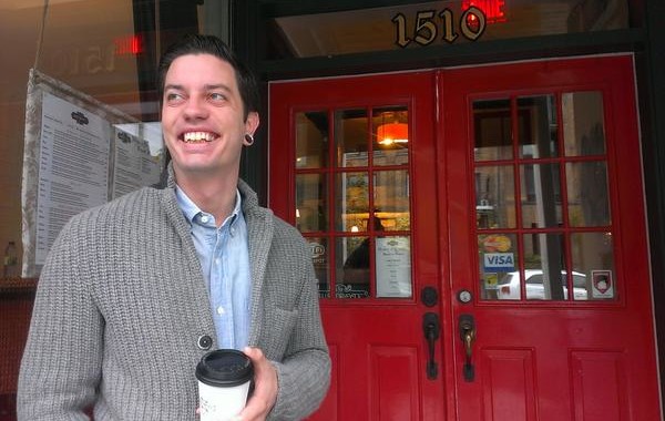 julien smith holding coffee just before speaking at Social Media Breakfast Montreal event